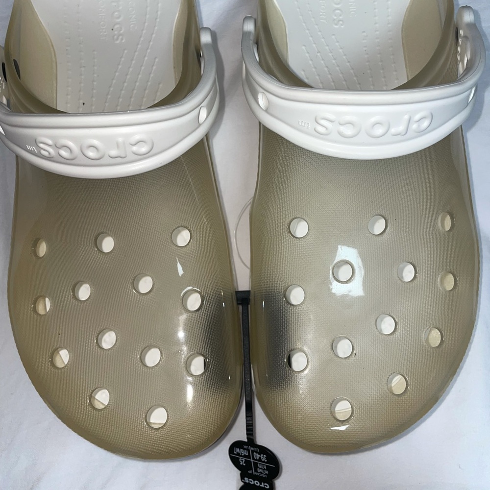 Women’s crocs size 7 in men 9 in women’s